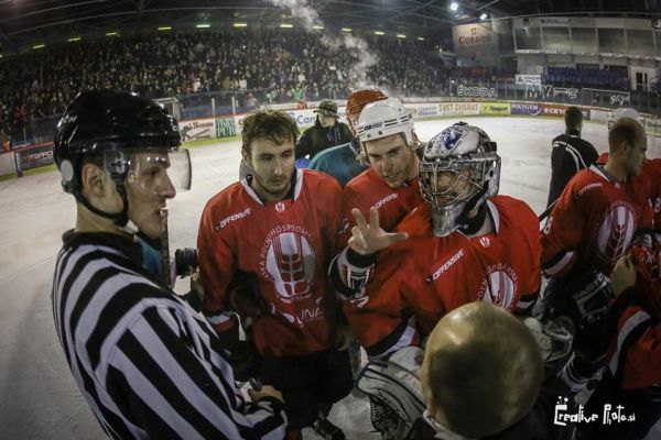 Tradičný medziuniverzitný hokejový zápas UKF - SPU opäť rezonoval Nitrou - fotografie