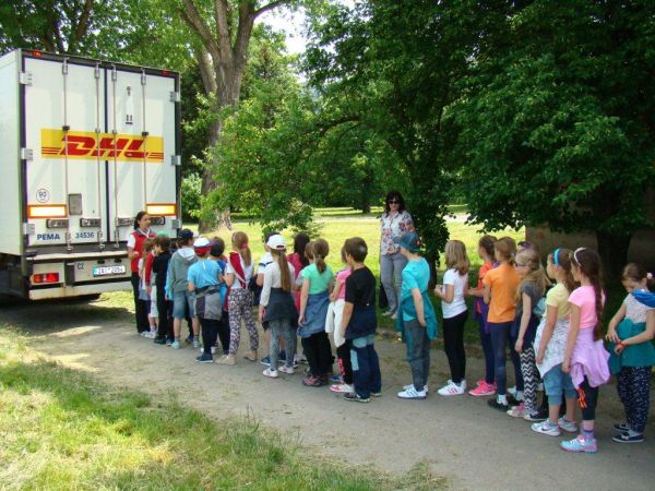 Deti z nitrianskej ZŠ Kniežaťa Pribinu si vyskúšali pozíciu šoféra kamiónu