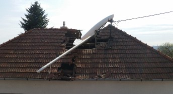 Vetroň v Nitre spadol na strechu rodinného domu, pilot sa pred pádom katapultoval
