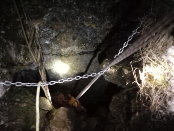 Pri obci Kolíňany zachraňovali zraneného jaskyniara, hasiči ho museli vyťahovať