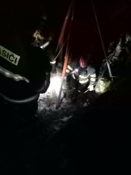 Pri obci Kolíňany zachraňovali zraneného jaskyniara, hasiči ho museli vyťahovať