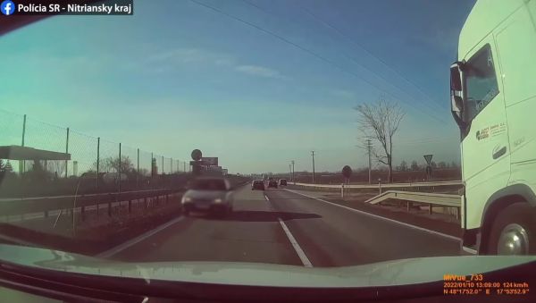 NEBEZPEČNÝ MANÉVER NA R1: Pri Nitre išiel na rýchlostnej ceste s vozidlom do protismeru (video)