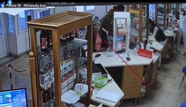 Polícia pátra po podozrivej žene, v rôznych obchodoch v Nitre predavačov podviedla (video)