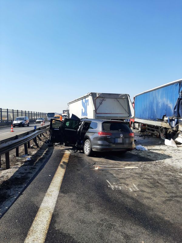 Vážna dopravná nehoda na R1 z Nitry do Trnavy, zrazili sa dva kamióny a jedno osobné vozidlo
