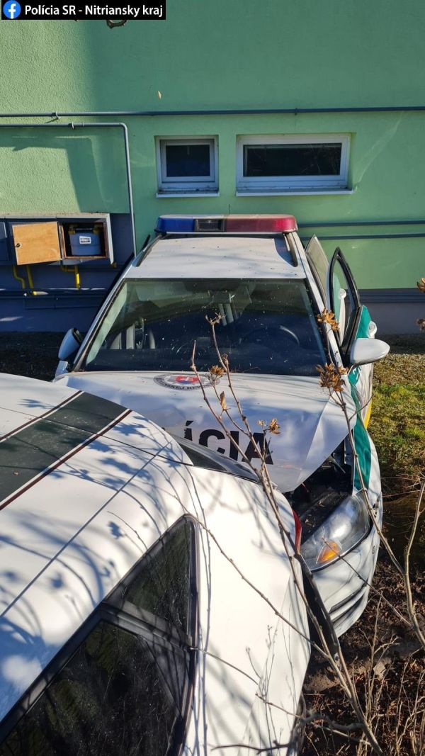 V Poľnom Kesove nacúval do policajného auta a na výzvy polície nereagoval, policajti museli použiť služobnú zbraň
