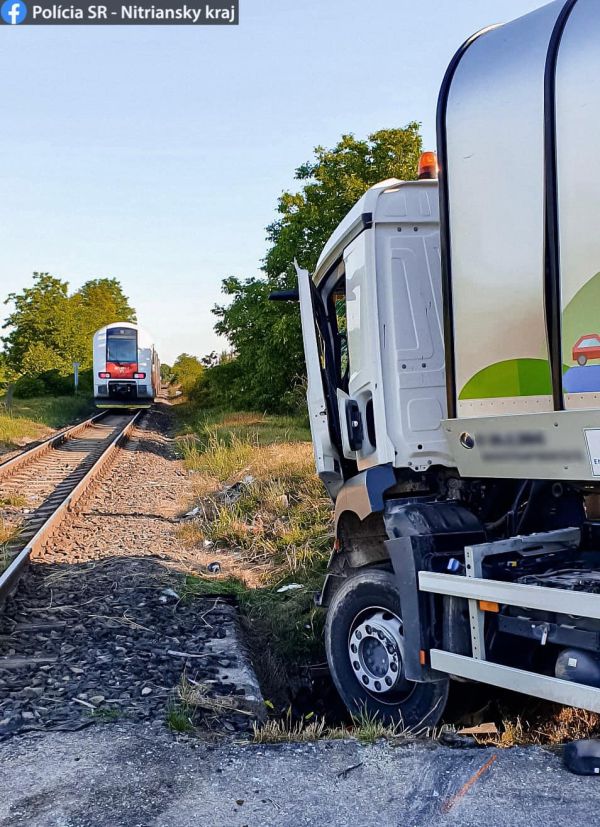 V Ivanke pri Nitre sa zrazil osobný vlak s nákladným vozidlom, tri osoby sa zranili