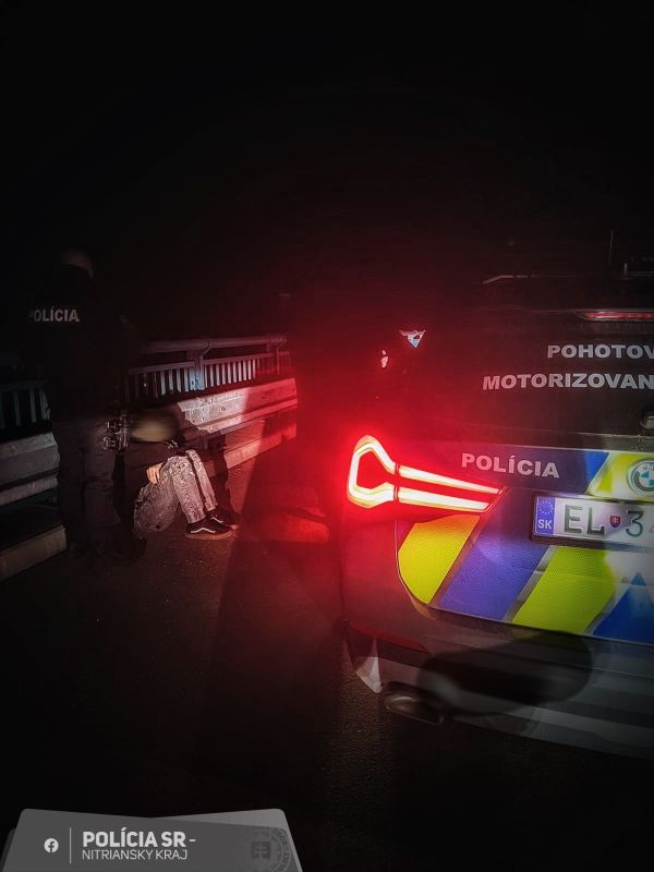 Policajti odvrátili tragédiu na moste v Nitre, mladý muž bol v ťažkej životnej situácii a v ohrození života