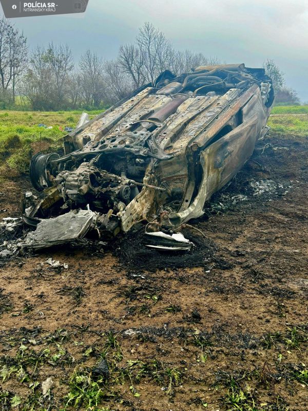 Nehoda medzi Dolnými Lefantovcami a Oponicami, auto za pár minút zhorelo do tla, vodičo sa nič nestalo
