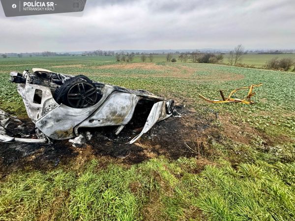 Nehoda medzi Dolnými Lefantovcami a Oponicami, auto za pár minút zhorelo do tla, vodičo sa nič nestalo