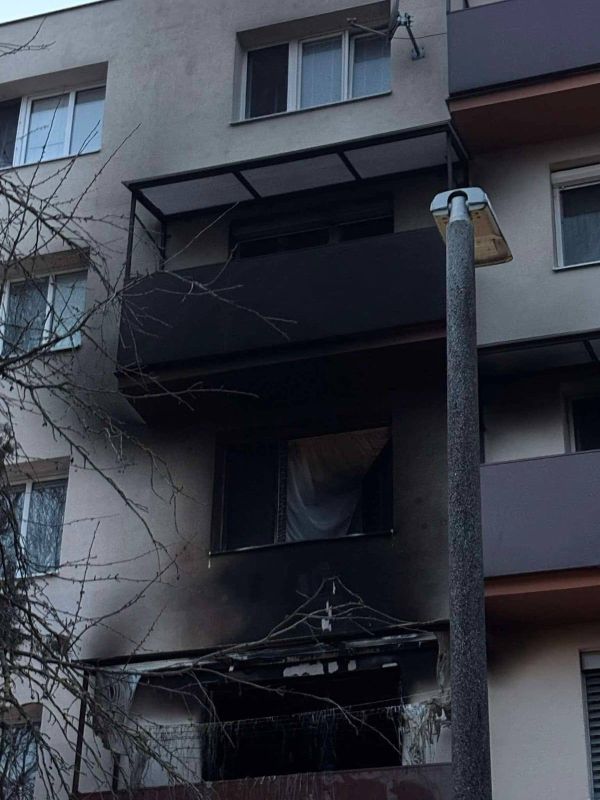 Vo Vrábloch horel byt, štyria ľudia utrpeli zranenia, bytový dom evakuovali (video)
