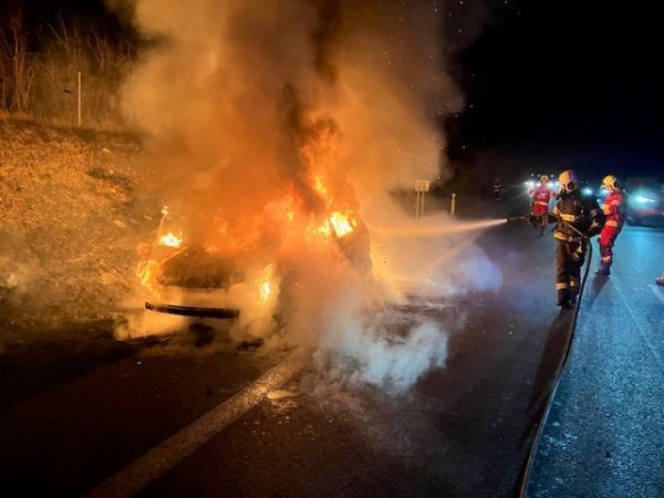 Na rýchlostnej ceste R1 v smere na Trnavu horelo osobné vozidlo