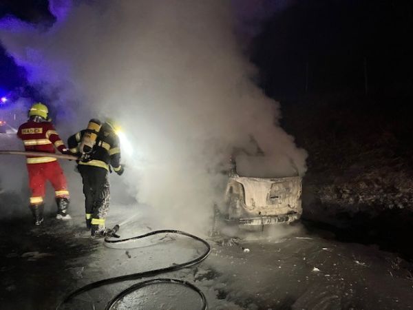 Na rýchlostnej ceste R1 v smere na Trnavu horelo osobné vozidlo