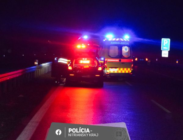 Záhadná nehoda s tragickým koncom na R1 smerom na Nitru: Žena vypadla z taxíka, následne ju prešlo auto Záhadná nehoda s tragickým koncom na R1 smerom na Nitru: Žena vypadla z taxíka, následne ju prešlo auto