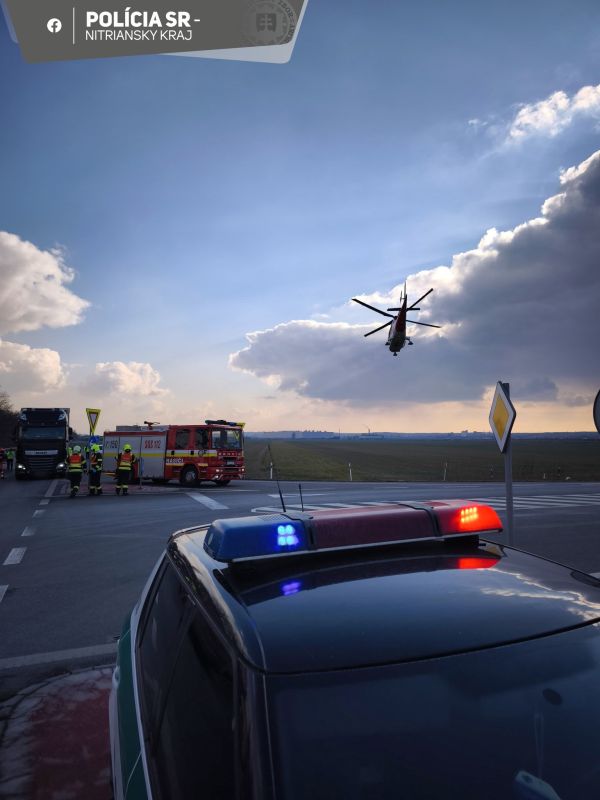 Medzi Čakajovcami a Dražovcami sa zrazilo osobné vozidlo s autobusom, hlásia jednu obeť