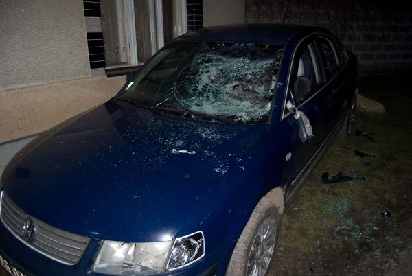 Po hádke v Branči auto rozbil sekerou