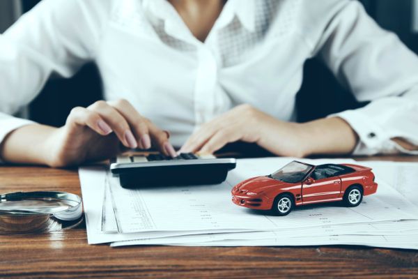 Ako ušetriť na povinnom zmluvnom poistení? Praktické tipy pre motoristov