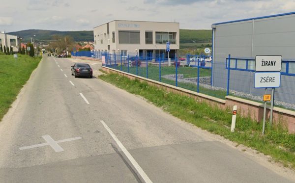 Poškodenú vozovku a jedinú prístupovú komunikáciu do obce Žirany opravia Poškodenú vozovku a jedinú prístupovú komunikáciu do obce Žirany opravia