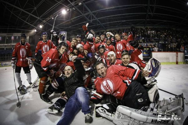 Tradičný medziuniverzitný hokejový zápas UKF - SPU opäť rezonoval Nitrou - fotografie