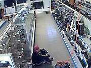 Originálne Vianočné nákupy, do predajne s elektronikou sa spustil po lane