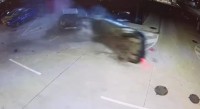 V Nitre zišiel podnapitý vodič s vozidlom z cesty a narazil do dvoch zaparkovaných áut (video)