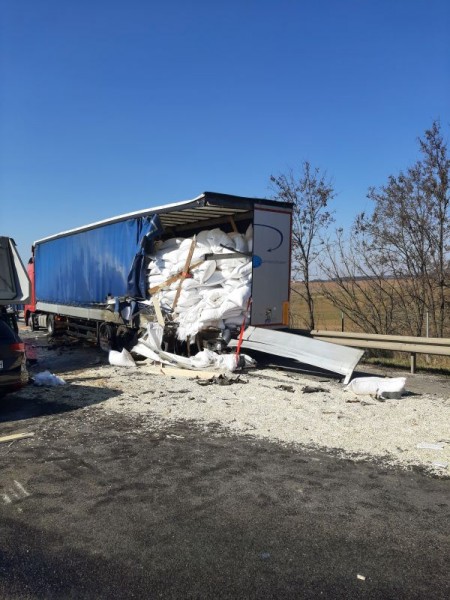 Vážna dopravná nehoda na R1 z Nitry do Trnavy, zrazili sa dva kamióny a jedno osobné vozidlo
